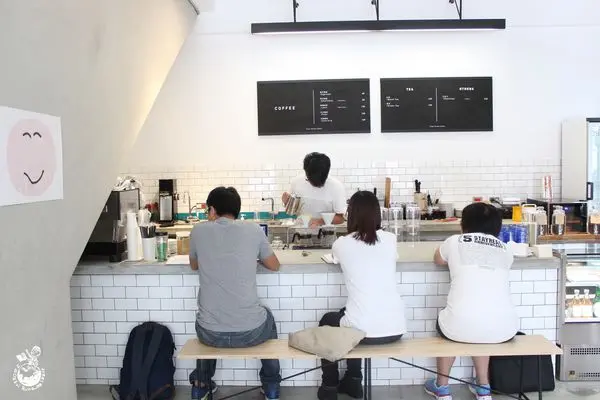 【台中中區。咖啡店】Fleet Street // 近台中火車站，環境簡約舒適，十點前買咖啡送早餐，提供wifi和插座