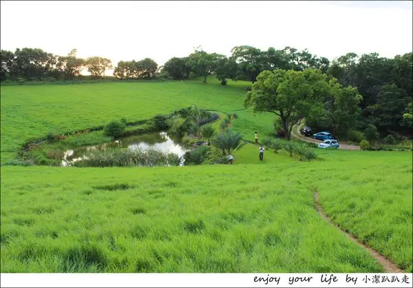 ▌遊記▌苗栗通霄私藏口袋秘境~ Instagram熱門打卡點.廣告拍攝場景: 南窩綠丘之青青草原，大草原的私人土地景點免門票開放，適合溜小孩、野餐、踏青！