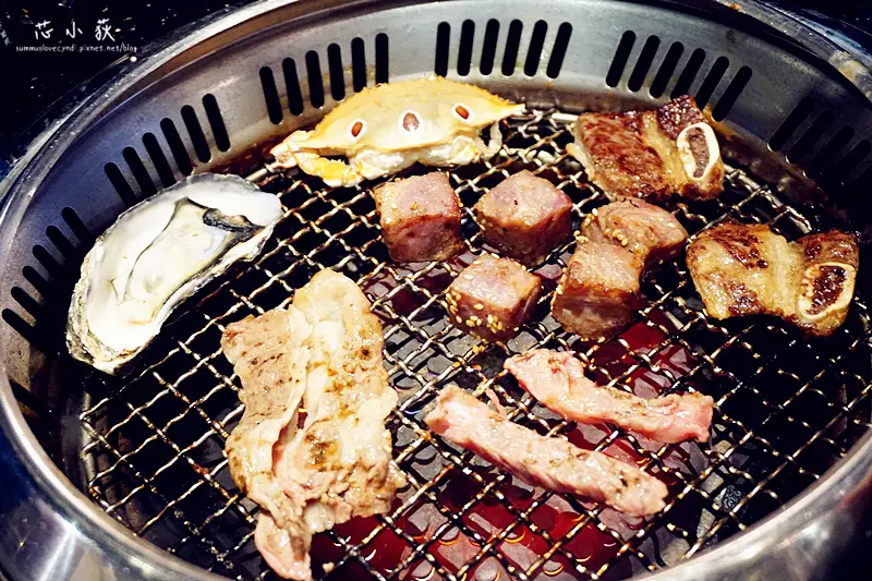 野安燒烤鍋物。平日午餐468元起燒烤吃到飽，兩人同行還同享火鍋吃到飽，肉品海鮮蔬菜超過50樣，壽星全桌95折優惠!