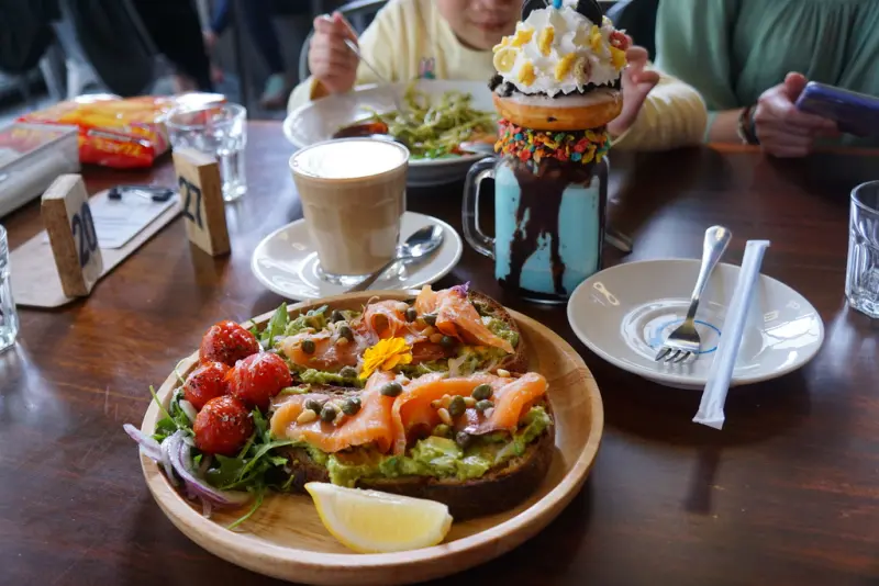 每桌都會點的瘋狂奶昔 吸睛度百分百呀-Holly Brown Coffee@捷運港墘站@內科園區