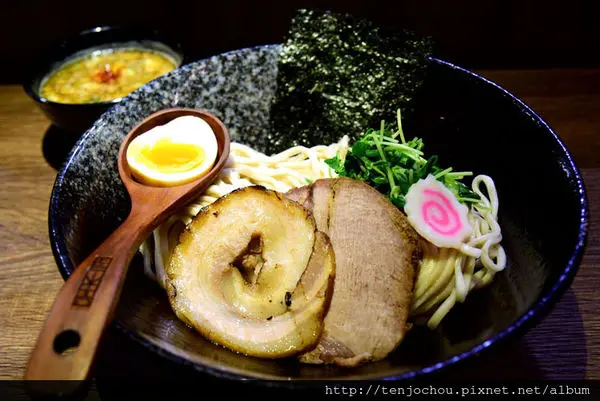 花花，甲飽沒【台北食記】麵屋壹の穴ICHI 師承大志軒！東區新開幕好吃拉麵沾麵推薦