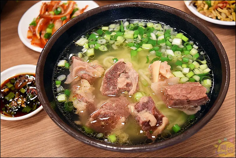 豐原超好吃牛肉麵。牛道精燉牛肉麵。全台中唯一台灣牛清燉牛腩麵，不論湯頭還是肉質都是一級棒!限量供應推薦必點(文末讀者優惠2016.08.15止)。本文登上奇摩首頁