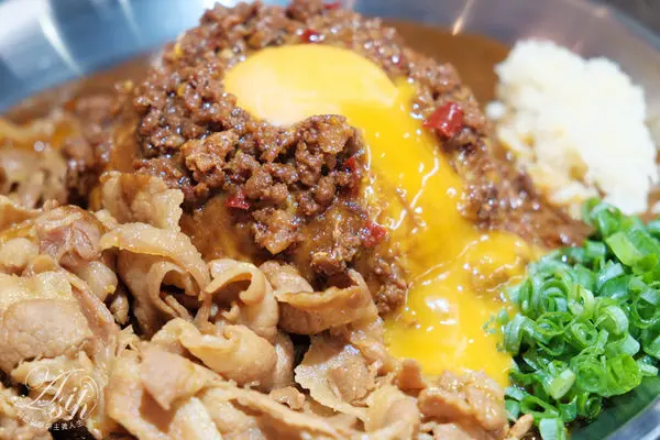 <台北。中山>台灣咖哩-松江南京店-大食怪限定-台灣肉燥X日本咖哩!肉燥咖哩火山爆發啦!!超大份量