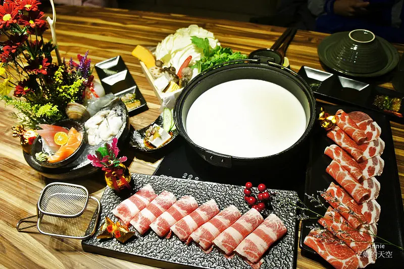 ［新莊美食　婧Shabu］來一場華麗的花藝火鍋饗宴　溫暖系牛奶鍋　豪華海鮮拼盤　鄰近頭前國中　