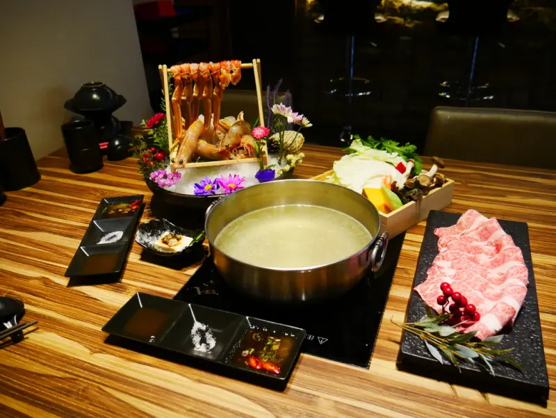 【Angelas日嚐】新莊火鍋推薦，日本松葉蟹真是太鮮太肥啦!!!從食材到服務都令人享受的精緻鍋物，捷運頭前庄站周邊美食，捷運新莊副都心站周邊美食【婧 Shabu】
