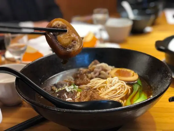 【台北。信義安和站】總裁牛肉麵。霸氣的總裁牛肉麵，清甜的湯頭，讓人一再回味