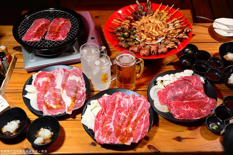 【台中西區｜美食】爵士音樂節美食新選擇，串燒直接整碗端著走，燒肉買一送一，四人份串燒大拼盤好有氣勢。中美橫町三代目安兵衛台灣一號店