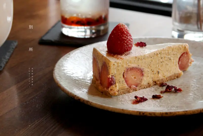 別所 Shelter 台北大同區，迷人草莓乳酪蛋糕。咖啡廳 /不限時 /民權西路站【男子的日常生活】