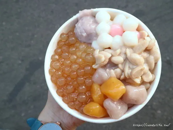 台中美食│大麻粉圓〃CP值爆表～料給超多的銅板美食，來逢甲必吃冰品！              