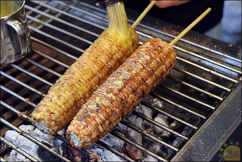 台中平價小吃古早味炭烤玉米。卡好炭烤玉米。中國醫正後方傳統風味清爽好吃，免費加蛋烤過更香更美味