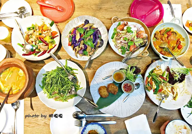 【台中 南屯】Thaï.J♔♔♔花草系、吃氣氛的餐廳，訂位電話打了不太接，餐點份量偏少、口味辨識度低、單價高，這裡就是環境美.......
