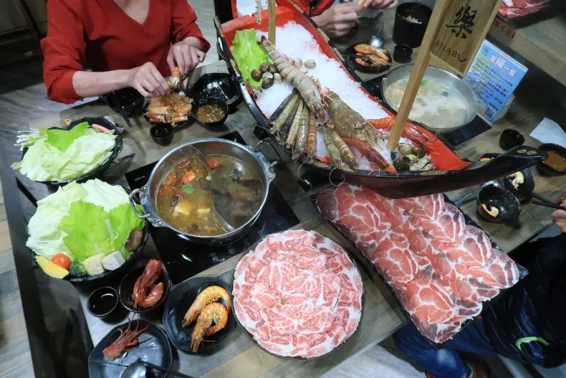  ▌台北‧食記 ▌饗樂shabu精緻鍋品 ♡ 推薦！超級豪華的澎湃海鮮饗宴！營業到凌晨三點，吃宵夜的好去處，台北松山民生社區必吃鍋物～CP值高的人氣涮涮鍋
