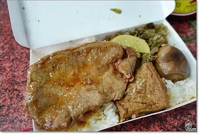 『苗栗。頭份』 圓光排肉餐盒-在地人推薦的古早味肉排便當，飄香快一甲子的老店，口味始終如一沒變過，簡單樸實卻很雋久..