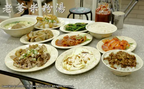 【食||中和】老爹米粉湯〜中永和宵夜推薦！滿滿一桌的菜只要三百大洋！