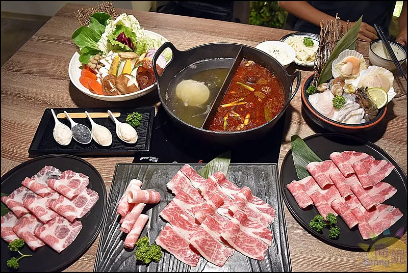台中新開幕麻辣火鍋。牧沐苑精緻麻辣火鍋。堅持使用 Prime以上牛肉、澳洲M9+以上和牛，雙人套餐1280起CP值不低(本文登上奇摩首頁)