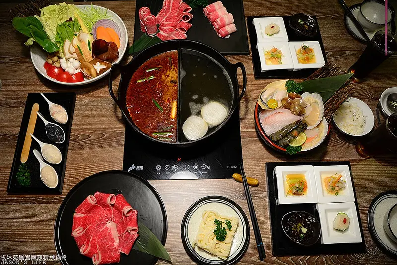 【台中│美食】7月新開幕麻辣鴛鴦火鍋店，Prime等級牛肉好軟嫩多汁，麻辣鍋香中帶點麻，環境很棒。牧沐苑鴛鴦麻辣精緻鍋物