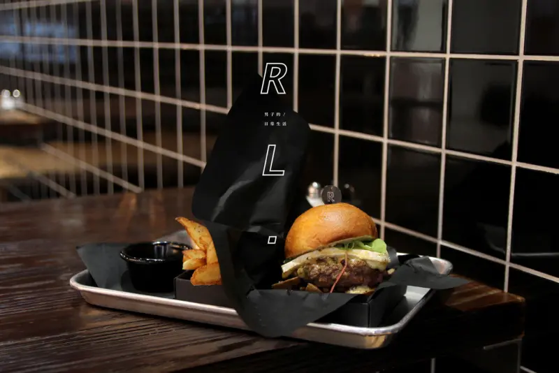 【男子的日常生活】RL，沉醉在黑白質感空間裡，嚐一口法式風味手工漢堡與甜點。桃園中壢