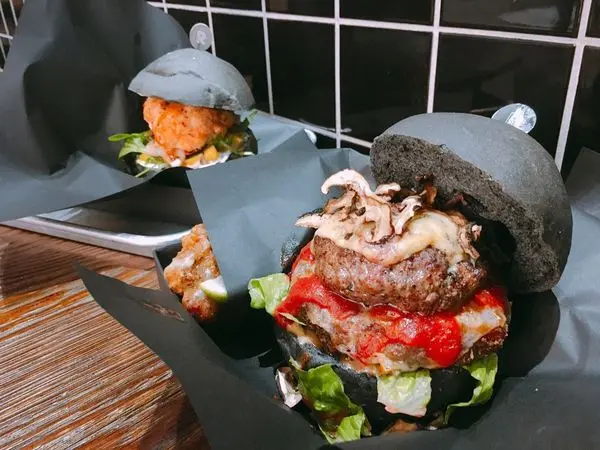 中壢✿RL Handmade dessert&burger✿黑與白 強勁的俐落風格! 來吃超華麗手作漢堡與法式甜點~