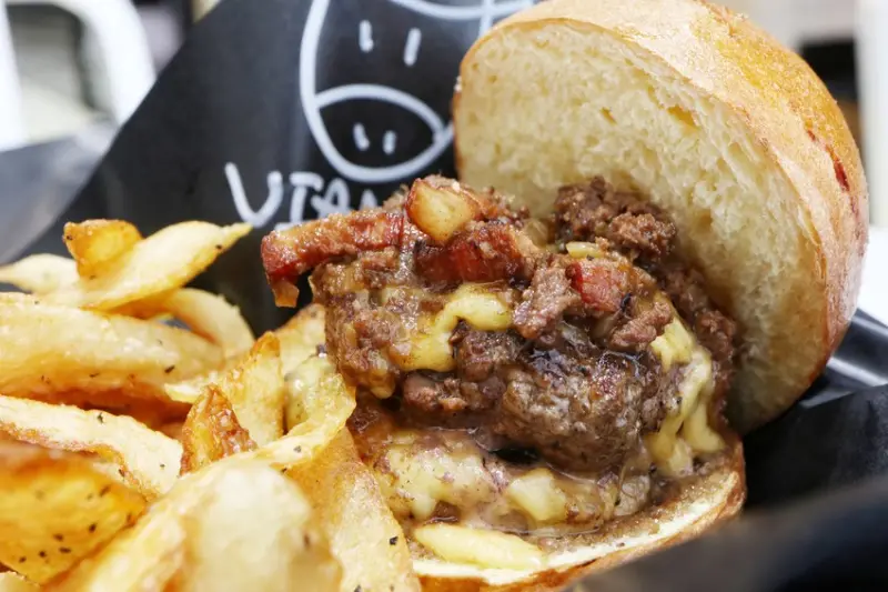 『桃園美食』中壢｜RL。黑與白的質感空間令人沉醉。漢堡/法式甜點。