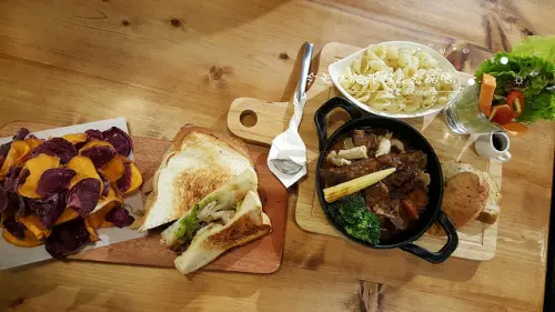 [台中♥西區 ]Heynuts Café 好堅果。燉鍋料理+老娘鹹五花    