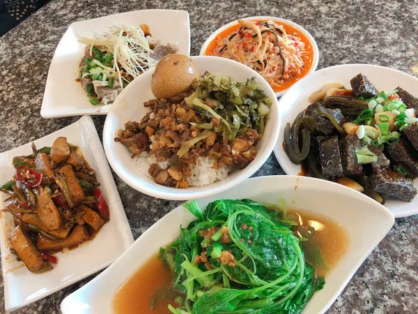 桃園美食/中壢市區美食 懶得煮客家麵食館 滷肉飯、小菜CP值高