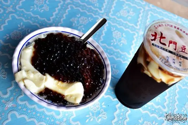 【台南。美食】 北門 / 北門豆花，古早味的好味道，俗夠大碗，炎熱的天氣就該沁涼一下，永隆宮廣場前，近烏腳病紀念館 / 北門遊客中心 / 水晶教堂