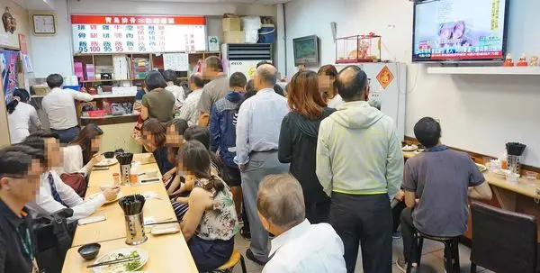 【台北美食】青島排骨便當-中午用餐時間必定大排長龍的超強店家