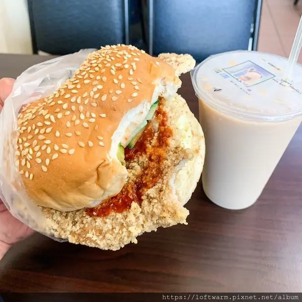 夏一跳 雞排似乎比漢堡還大塊的嚇一跳早點 銅板價美食 新竹早午餐推薦 光華國中對面...