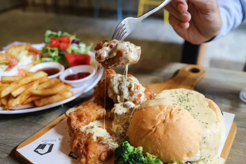 (蘆洲早午餐)VEG OUT 寵物耍廢空間 早午餐,寵物友善餐廳,起司控必點瀑布雞,新北早午餐,大份量早午餐