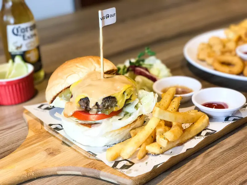 (蘆洲捷運站)蘆洲早午餐/VEG OUT 耍廢空間 早午餐/不收服務費/提供免費WIFI/插座/美式工業風/寵物友善