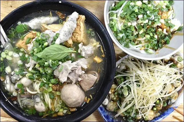  《捷運中和新蘆線/永安市場站美食》根本不用點小菜，一碗麵全都打死的龜叟の什錦麵~每日限定四小時！