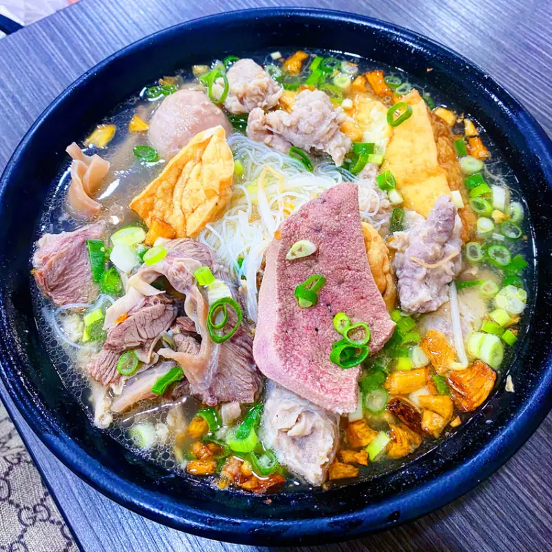 [台北小吃]永和區永安市場站「龜叟の什錦麵」分量多到兩個人都吃不完的浮誇什錦麵/湯頭鮮美又甘甜/料好味滿cp值超高/附菜單