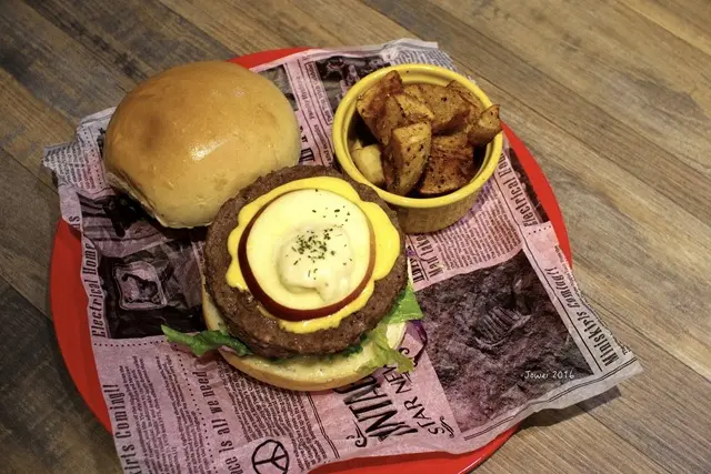 桃園八德–The BurgeR HousE 牛肉好吃的漢堡 !