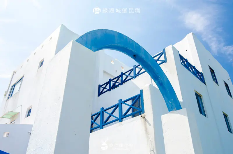 【綠島住宿推薦】綠海城堡民宿，住進夢幻藍白地中海城堡