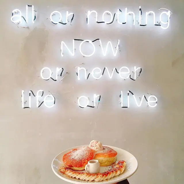 【台中義大利麵下午茶 - NowPlace現在 】逢甲美食推薦║ 隱身在逢甲商圈巷子內的ＩＧ打卡熱點！3位大男生用夢想所創造出來的店！蠻推薦人氣甜點『熱蛋糕』喔！