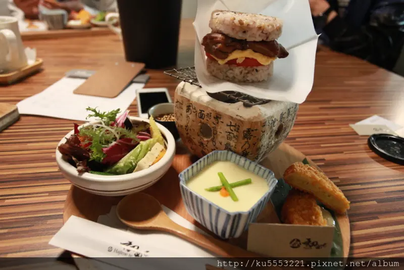 吃。高雄｜左營・早午餐・和食・朝食・定食・米漢堡「初日咖啡」。