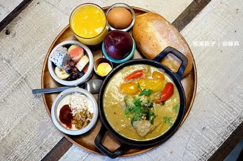 《北市松山區♥食記》松果院子 Restaurant Pinecone。擁抱蔥鬱翠綠，放慢步調細細咀嚼慢食生活的溫暖滋味！(松山機場站)