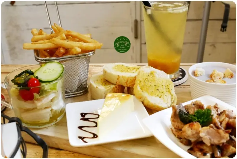 【台中.西區】Omocha eki 具茶駅。搭乘時光機一起回到兒時般的童年記憶，早午餐、輕食、咖啡、鬆餅、下午茶((+wifi))