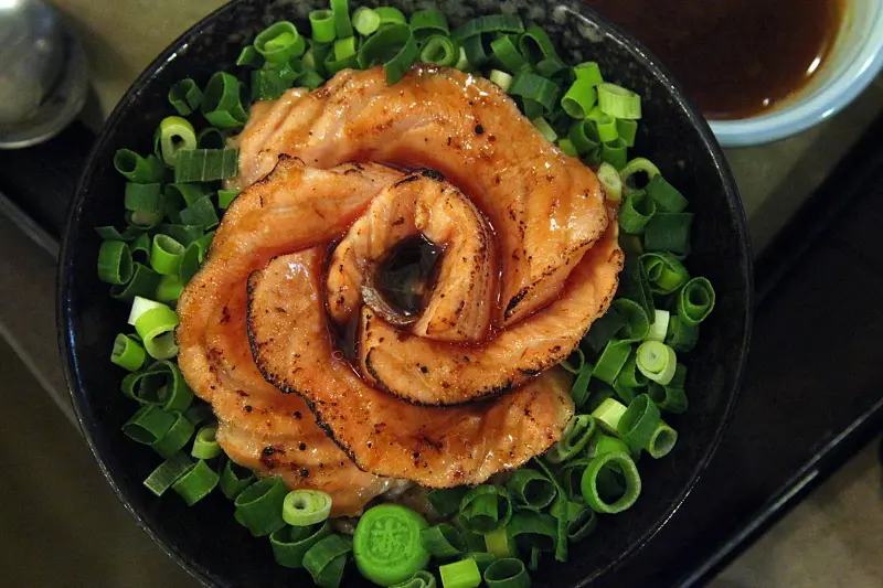 台南美食-芯芯要去【樂坐屋~好吃、好喝、好健康】阿布里雙燒定食|炒烏龍炸蝦壽司|豚骨白湯豬肉火鍋