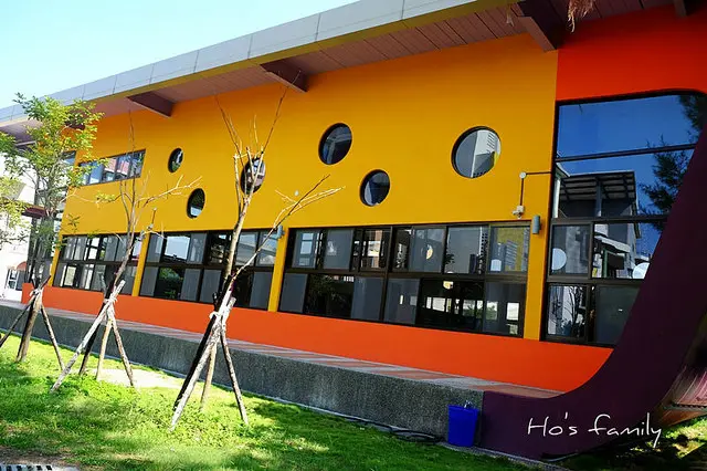 [彰化]彩色幾何積木王國，隱藏彩虹圖書館、造型葡萄溜滑梯～大村國小