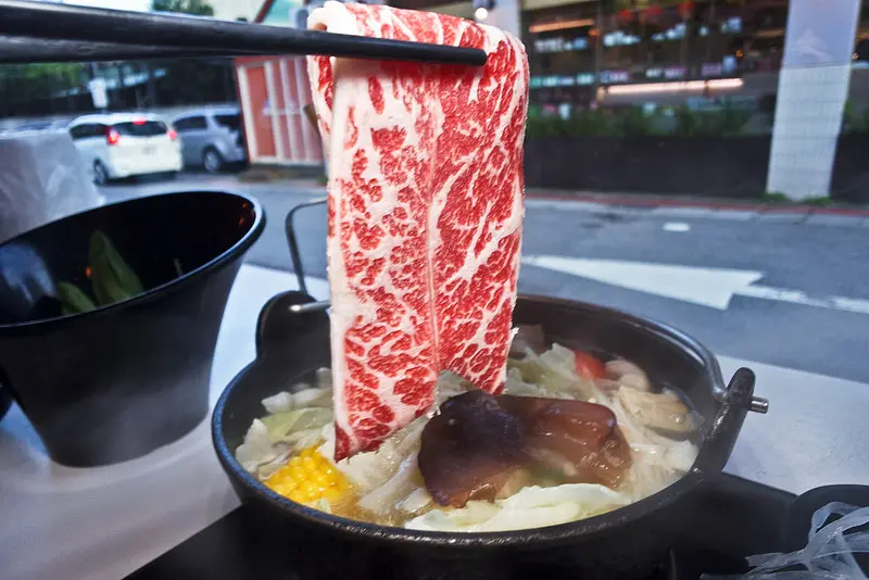夠夠肉,石頭火鍋自己炒, 肉不錯的火鍋店,大安站火鍋