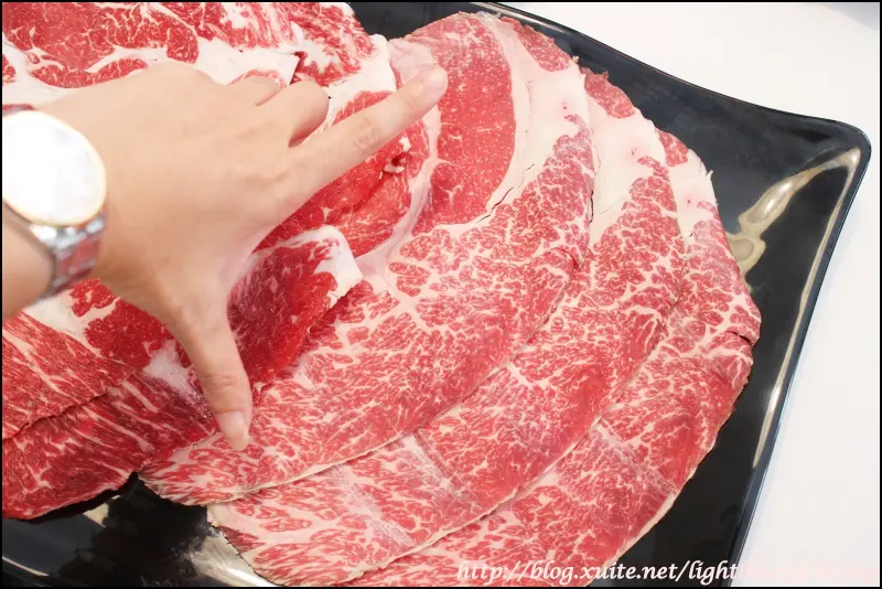 [ 大安站美食 ] 夠夠肉火鍋～牛排等級的高品質肉品搭香炒石頭火鍋，比臉大的和牛好肉吃個夠