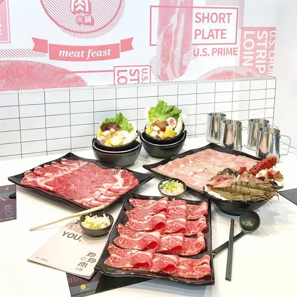 《夠夠肉》今日吃夠夠，相機也吃夠夠，網美必朝聖粉系石頭火鍋