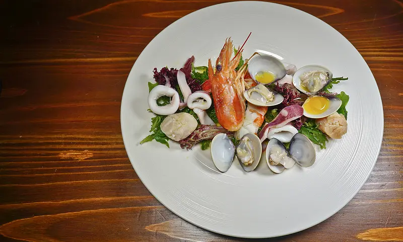 JK Studio , 信義區美味餐酒館, 一整鑄鐵鍋的牛排和超好吃海鮮沙拉!!