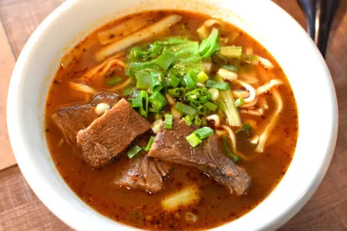 [食記] 新竹新豐 吳媽媽沙茶咖哩炒麵。椒麻川味牛肉麵 滋味濃郁不油膩