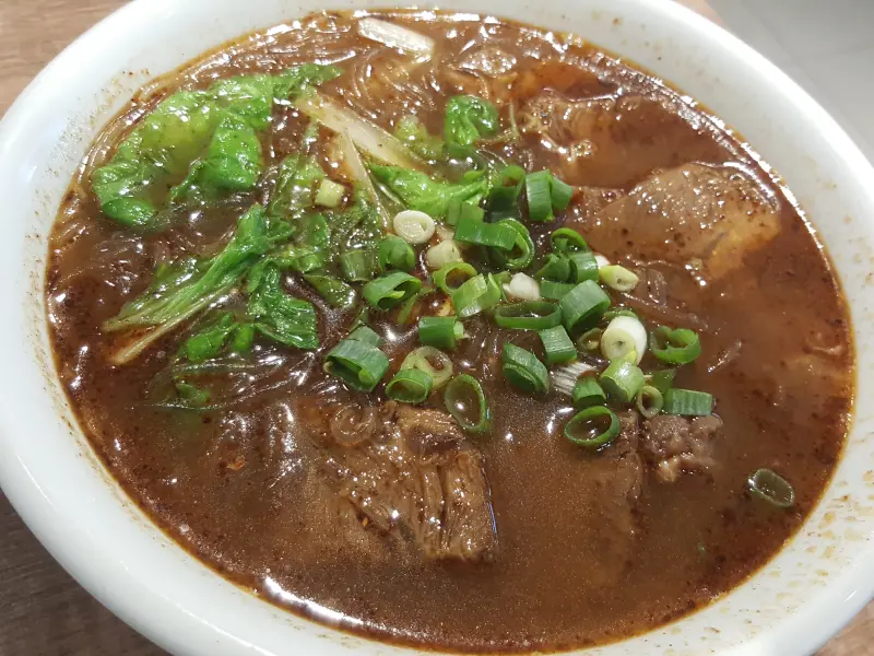 【食-新竹新豐】吳媽媽沙茶咖哩炒麵♥椒麻川味牛肉麵♡麻而不辣的牛肉湯頭,讓人一喝就上癮