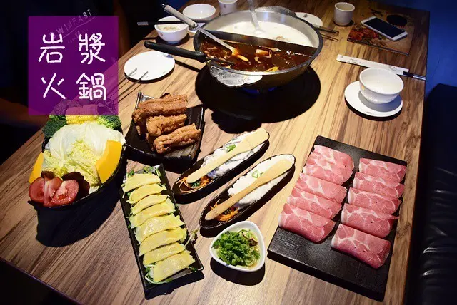 新竹竹東火鍋。麻辣鍋撨薦》岩漿火鍋-竹東明星店。聚餐好場所，麻辣湯底鴨血和豆腐無限續加供應