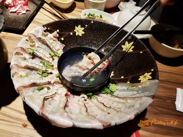 【新竹美食】竹東-用盡生命燃燒的火焰炙燒豬《岩漿火鍋》精緻單點/明星店