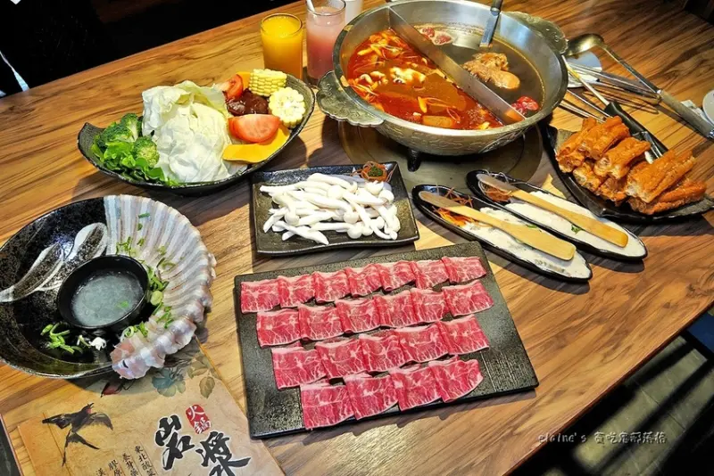 吃。新竹竹東《岩漿火鍋 Yenchiang HotPot 竹東明星店》精緻時尚的高品質麻辣火鍋，還有浮誇火焰秀。新竹竹東火鍋推薦。新竹竹東麻辣鍋推薦