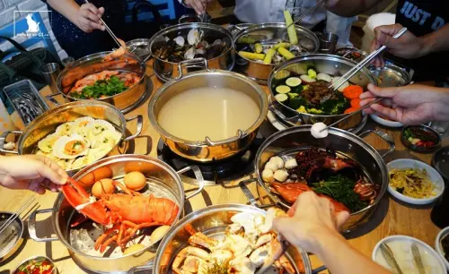 釜山珍妮佛文心一號店 9層海陸火鍋塔 ，就是想挑戰9層塔..12人來也沒問題